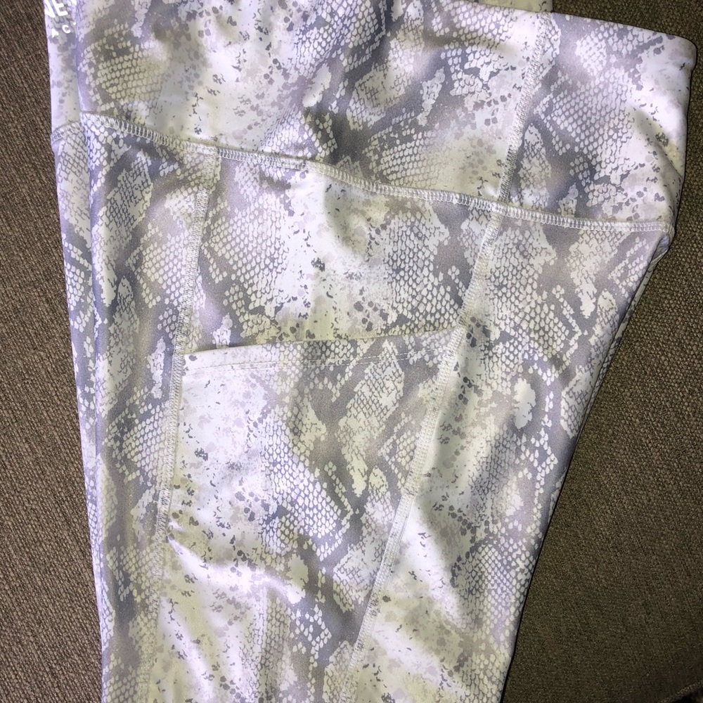 Nine West Gray & White Snake Skin Print Leggings - Picture 2 of 6